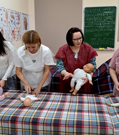 Преподаватель разбирает каждое движение отдельно, прежде чем группа его повторит.